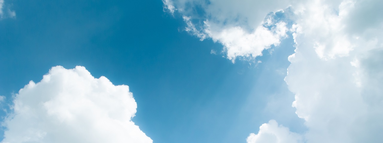 Blauer Himmel mit Wolken